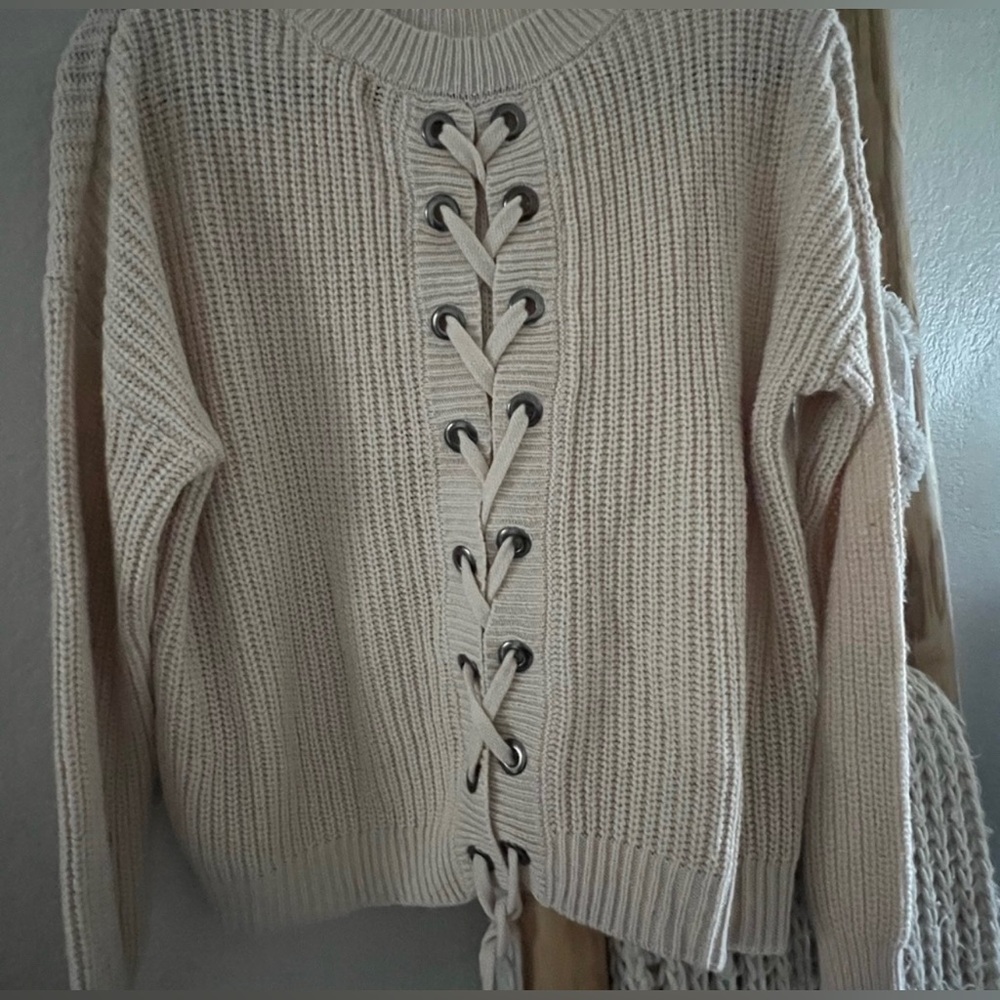 Cute sweater it goes up to your waist